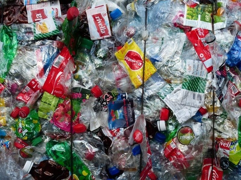 Un informe reclama un mercado secundario de plástico reciclado r-PET 