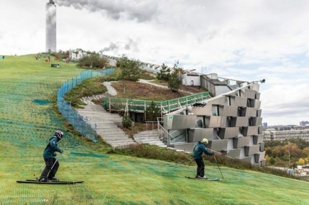 ¿Esquiar sin nieve? En Copenhague es posible hacerlo sobre el tejado de una incineradora de basura