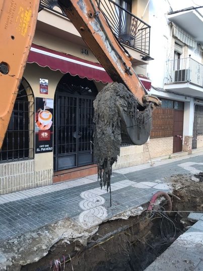 Sevilla: Un aparatoso atasco provocado por toallitas obliga a levantar una calle en Écija