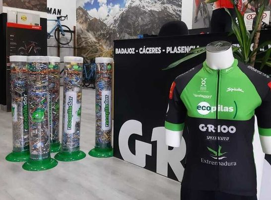 El equipo de mountainbike Extremadura-Ecopilas promueve el reciclaje de cuatro toneladas de pilas