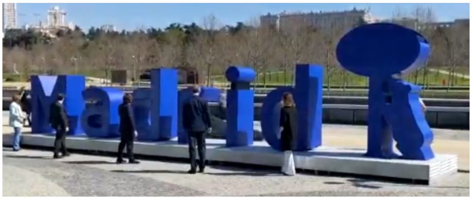 Madrid: Inaugurado un monumento al reciclaje realizado con vidrio reciclado