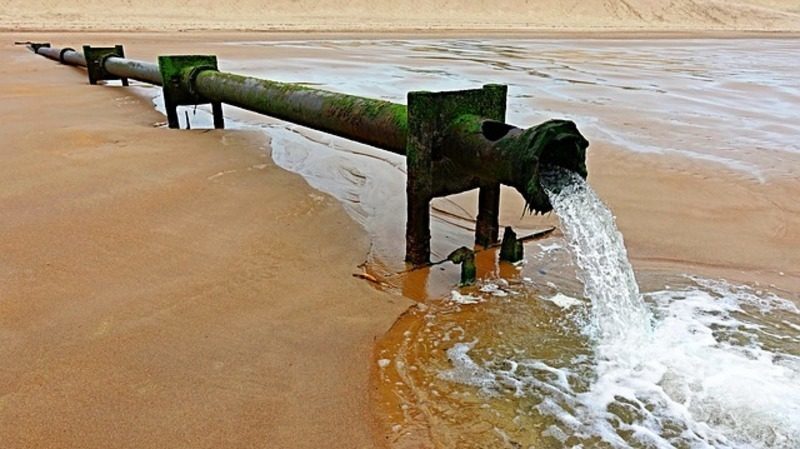 Una investigación española diseña un estándar barato y eficaz para detectar microplásticos en el agua