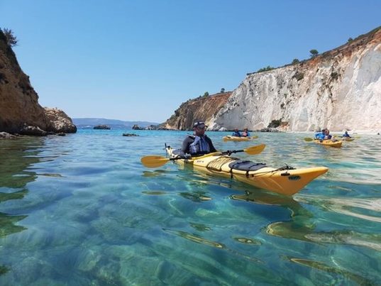 "Plogging" desde el agua: recoger basura en kayak