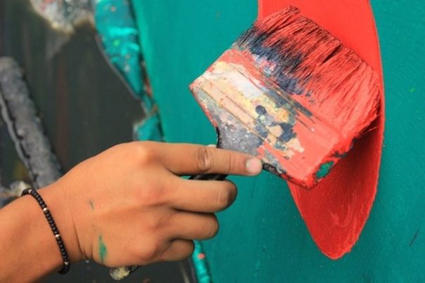 Un proyecto transforma emisiones industriales en pinturas, barnices y adhesivos para calzado y mobiliario