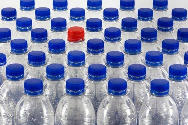 Alertan de un encarecimiento de costes ante la escasez de plástico reciclado para botellas