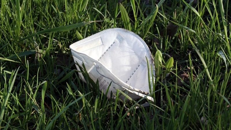 Más del 35% de los españoles cree que abandonar "basura COVID" no afecta a la naturaleza