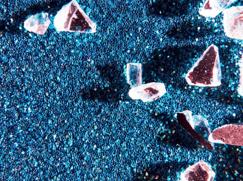 Microplásticos de purpurina y su influencia en la alteración química de ecosistemas marinos