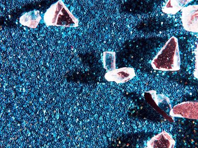 Microplásticos de purpurina y su influencia en la alteración química de ecosistemas marinos