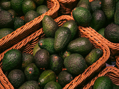 Aprovechamiento sostenible de residuos de poda del aguacate como emulsionante natural para las industrias alimentaria y cosmética