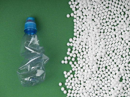 Transformación revolucionaria de residuos plásticos en medicamentos analgésicos