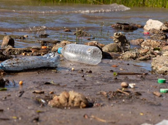 Impacto de las inundaciones extremas en el transporte y acumulación de plásticos en ríos