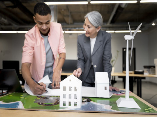 Asignación de fondos de cohesión de la UE: análisis de iniciativas en descarbonización, vivienda sostenible y defensa