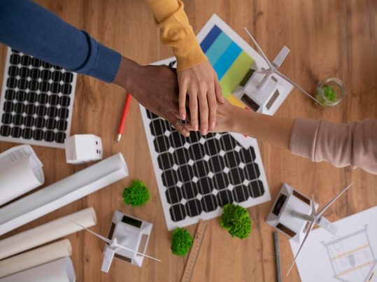 Reciclaje avanzado de células solares fotovoltaicas: optimización del ciclo de vida y recuperación de materiales estratégicos