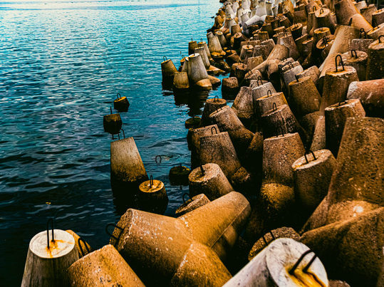 Transformación de residuos de tratamiento de aguas en recubrimientos anticorrosivos para entornos marinos