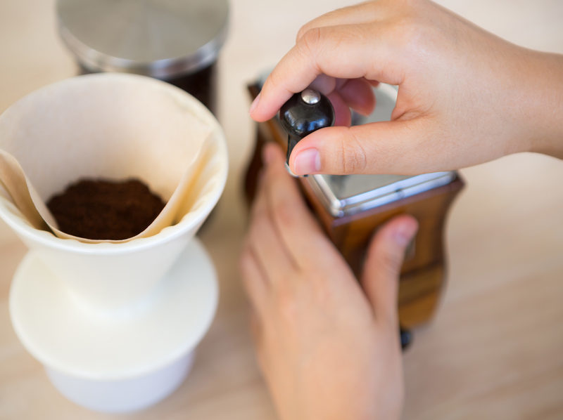 Posos de café: un recurso doméstico para eliminar el plomo del agua