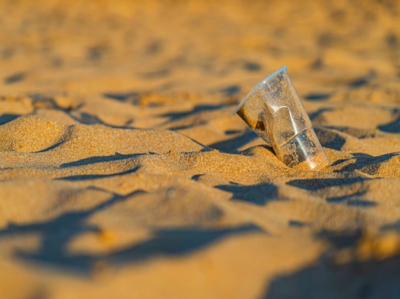 Luz solar transforma microplásticos en nubes químicas invisibles: un nuevo desafío para la gestión de residuos y calidad del agua