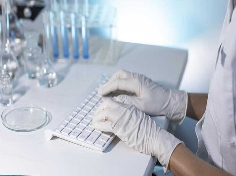 Modelo predictivo del comportamiento de sedimentación y arrastre en macrófitos y partículas plásticas mediante aproximación geométrica