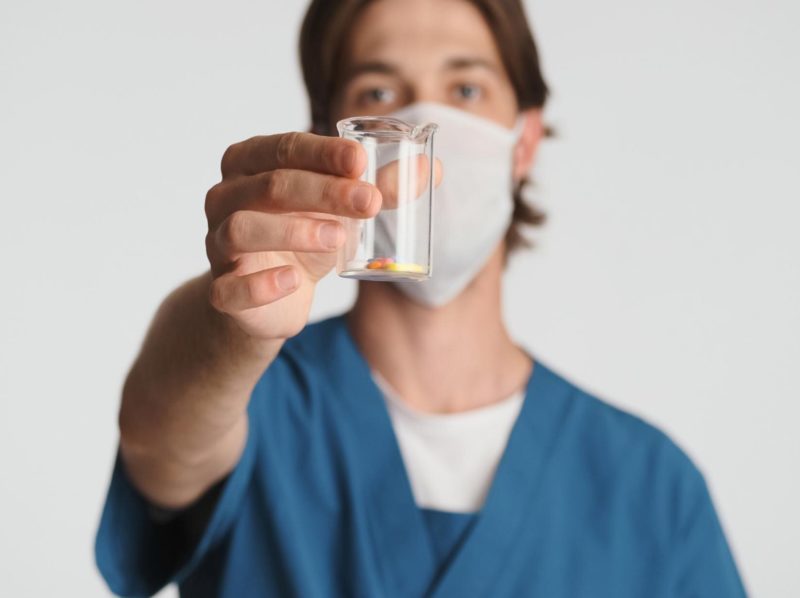 Ingeniería bacteriana transforma residuos PET en fármacos para Parkinson