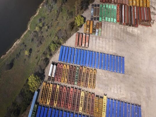 Europa exporta residuos estratégicos y pierde oportunidades para reforzar su industria del reciclaje, según un informe