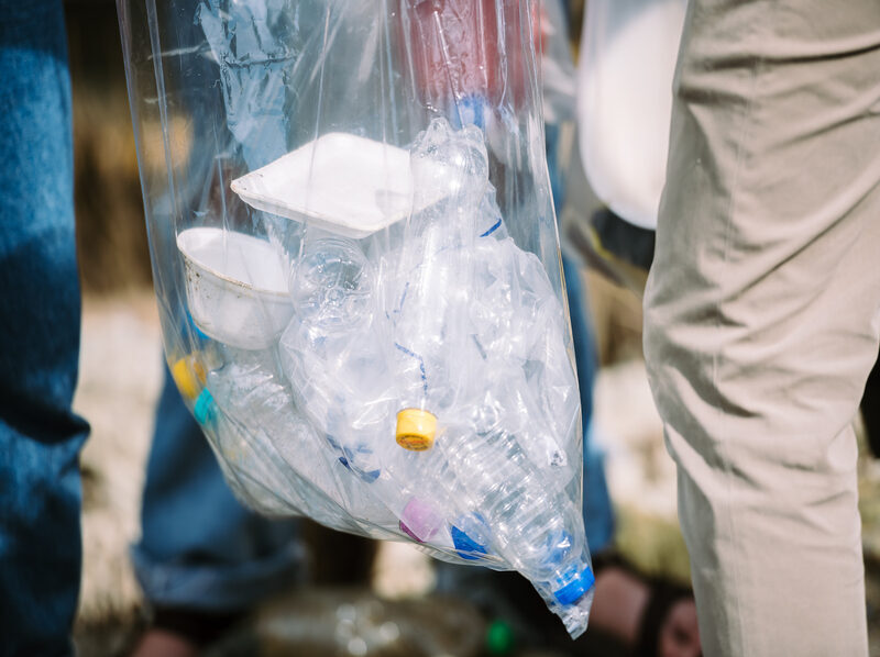 La capacidad de reciclaje de plásticos cae un 22 % en Reino Unido ante el aumento de los residuos a tratar