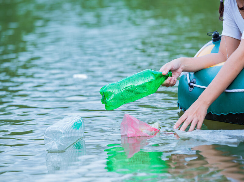 Una investigación transforma residuos plásticos en materiales capaces de captar agua del aire