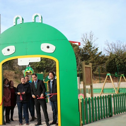 Ecovidrio, Adesgam y el Ayuntamiento de Navacerrada inauguran el parque infantil de Mr. Iglú en la localidad